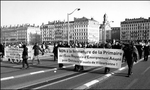 Photo d'une manifestation pour le maintien des classes primaires de l’EREADV de Villeurbanne (Photo communiquée par l’association des parents d’élèves de l’EREADV)
